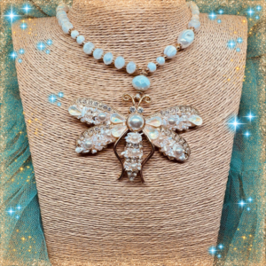 Collar veraniego de la Diosa Polilla